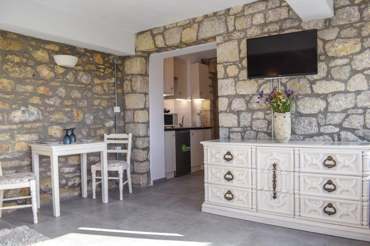 Willa Coastal Stone Hideaway With Stunning Scenery Kitriaí Zewnętrze zdjęcie
